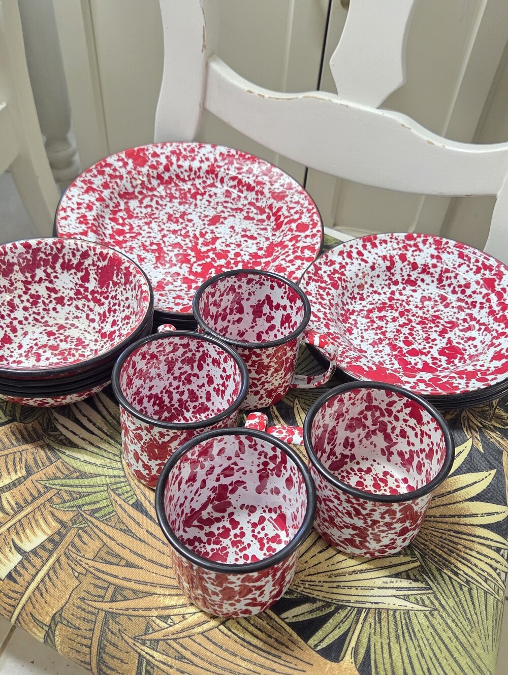 Red Splatter Enamelware Ceramic Dinnerware Set - 16-Piece Home Dining Collection